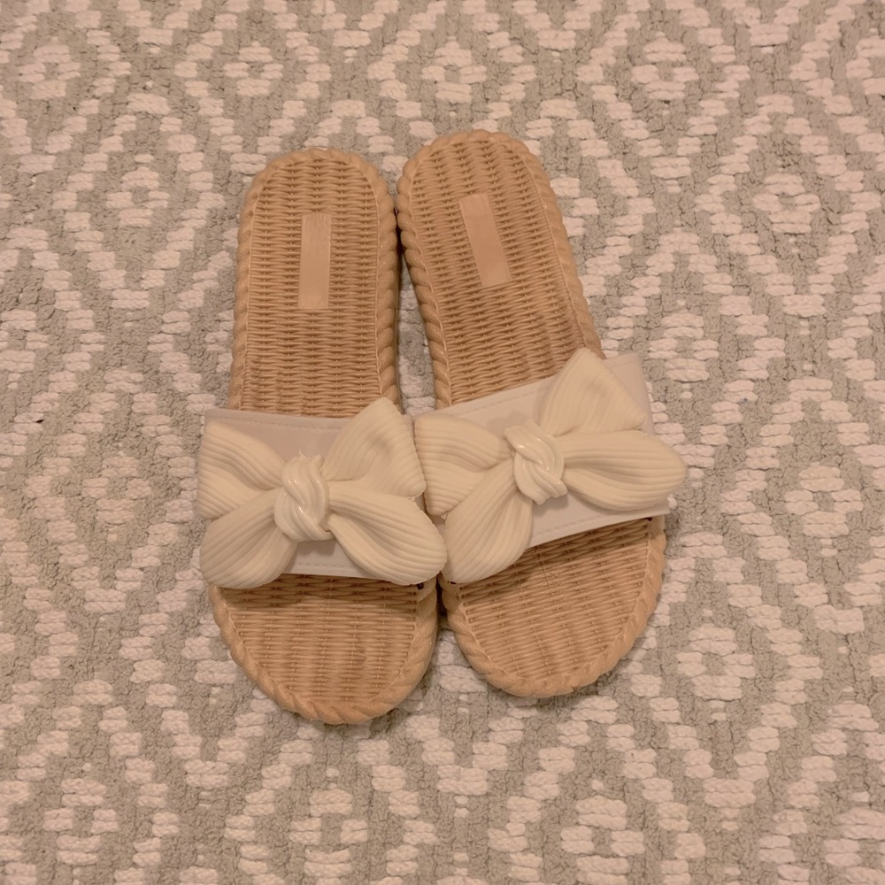 WHITE BOW Sandals. Worn ONCE. Size 8!